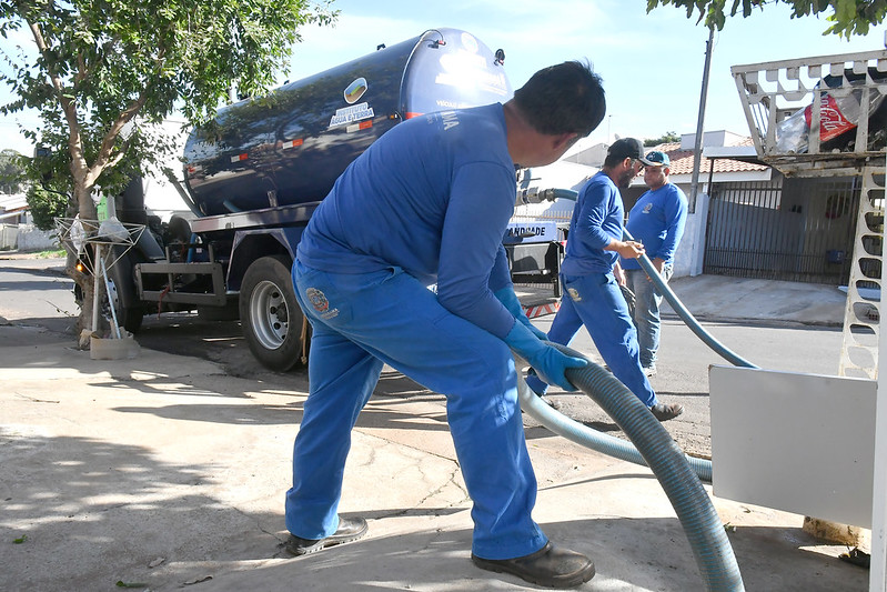 Caminhão utilizado em serviço de limpa fossa